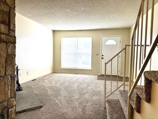 Building Photo - ADORABLE TOWNHOME