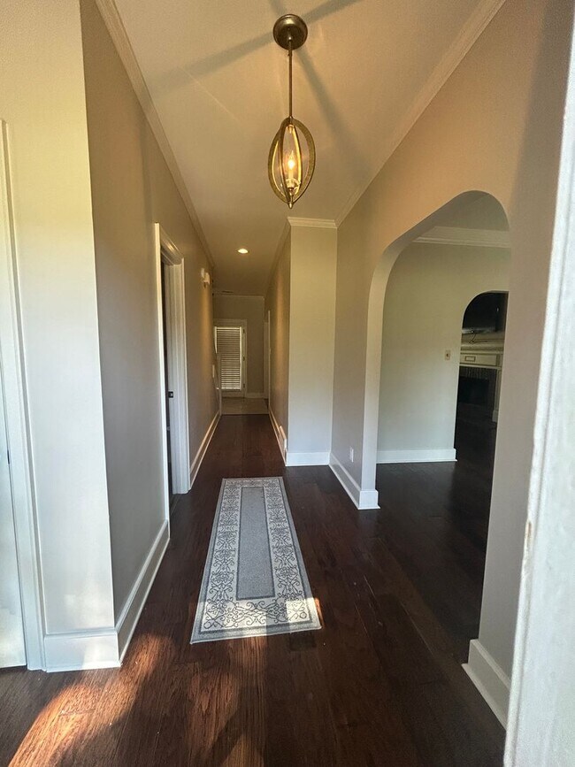 Foto del edificio - Charming 4-Bed, 3-Bath Home in Collierville — Walking Distance to Elementary School - 1/2 Off The...