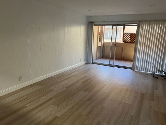 Building Photo - GATED COMMUNITY, OPEN FLOOR PLAN, GRANITE COUNTERTOPS, IN UNIT WASHER & DRYER, POOL, and MORE!!!