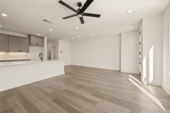 Foto del edificio - 9609 Dahlia Blvd