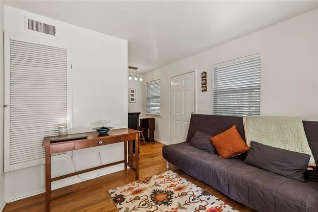 Foto del edificio - 1110 W 22nd St