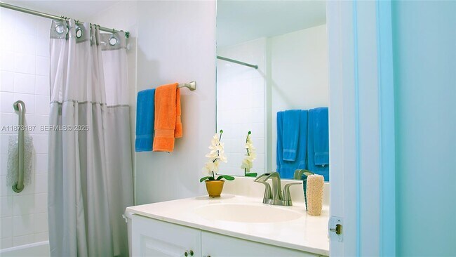 Foto del edificio - 18100 N Bay Rd