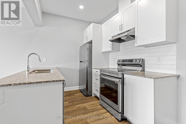 Photo du bâtiment - 979 N Russell Rd