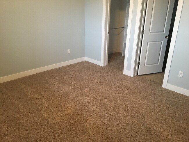 Building Photo - 3 Bed 2 Bath Condo with Garage