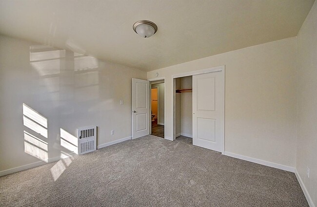 Building Photo - 127 Southview Dr