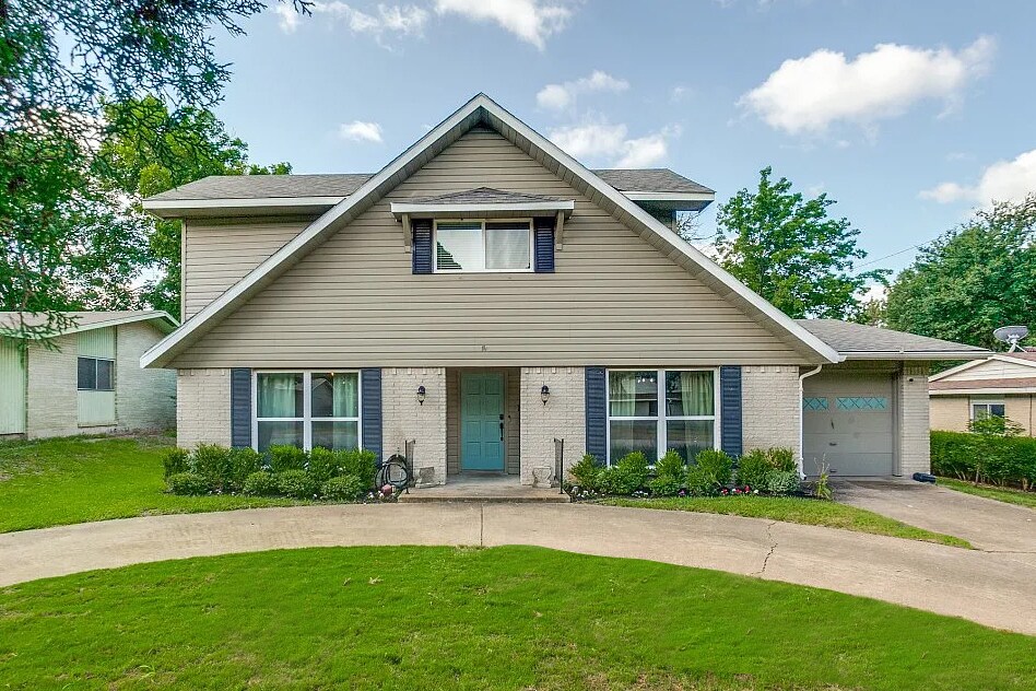 Primary Photo - 915 Greenbriar Ln