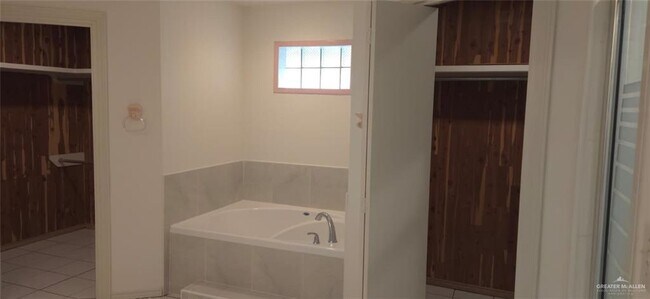 Foto del edificio - 11 Jasmine Ave W