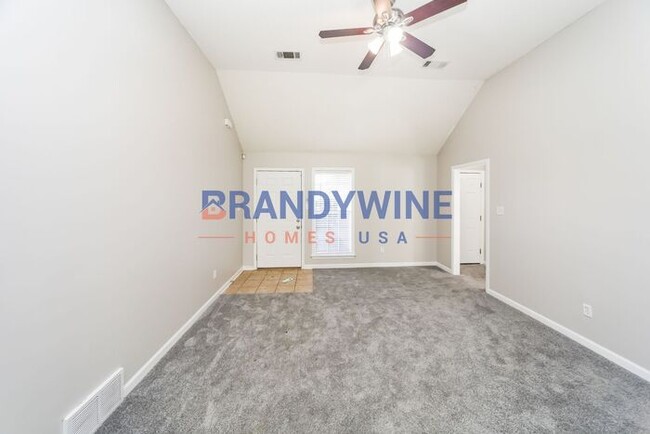 Building Photo - Holiday Promo! FREE December Rent!! Move-I...