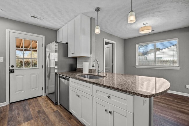 Building Photo - Just Listed for Rent in Virginia Beach!