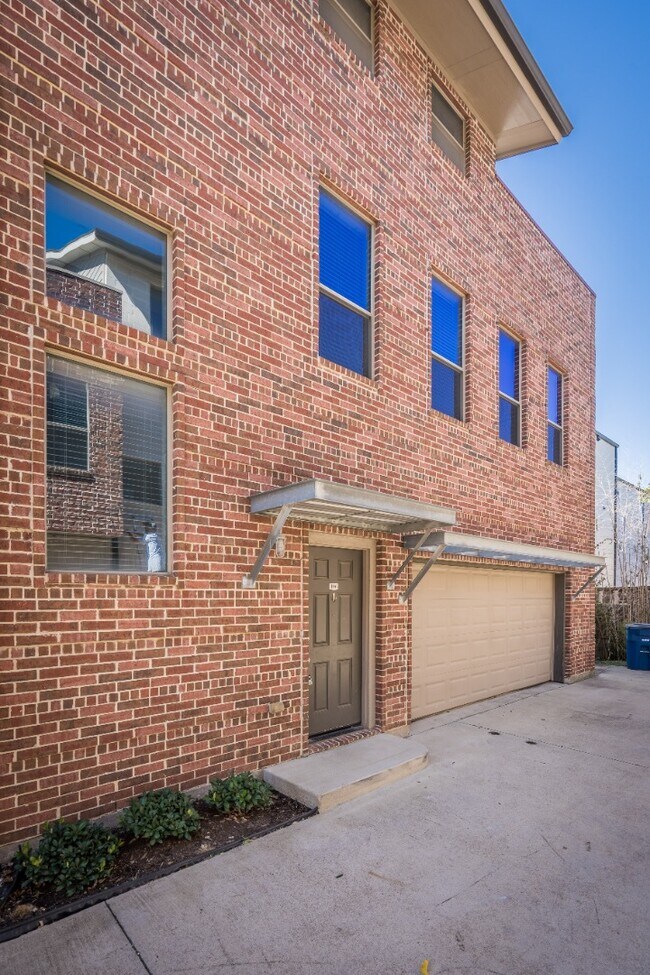 Foto del edificio - Henderson Ave Townhome with Rooftop Skyline Views