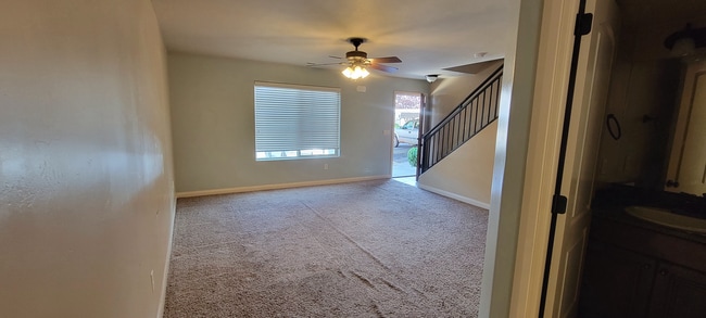 Building Photo - Welcoming Town Home
