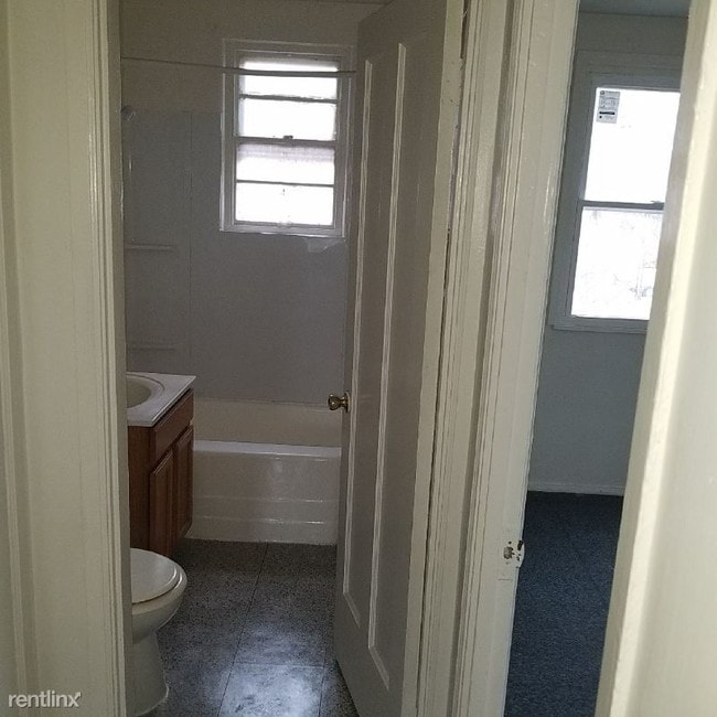 Building Photo - 978 Debbe Ln