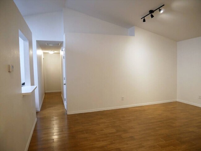 Foto del edificio - 753 Cape Cod Cir