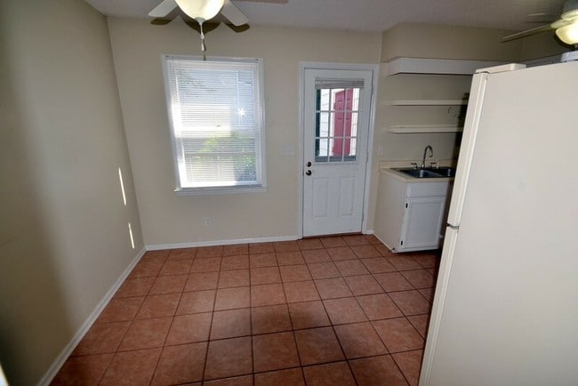 Foto del edificio - 3705 Burt Dr