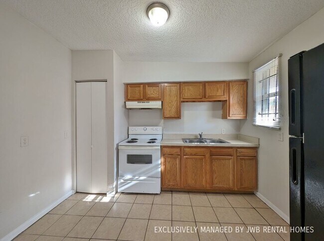 Building Photo - 1580 W 19th St