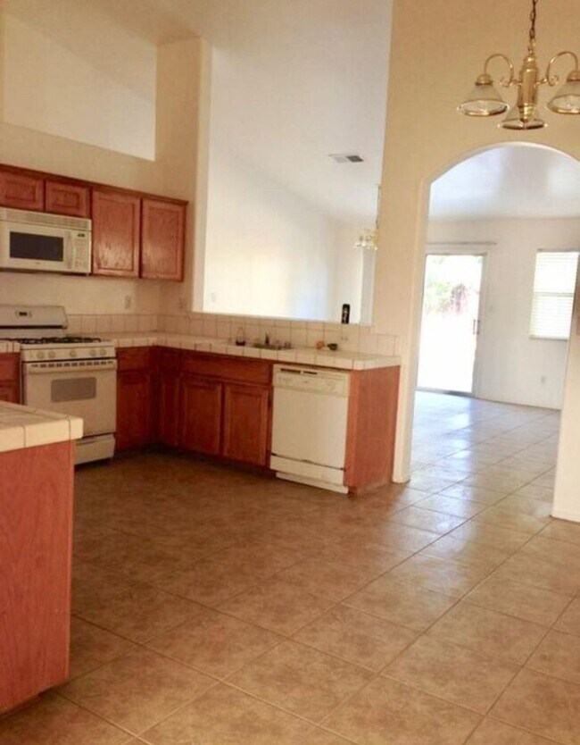 Building Photo - Northwest Bakersfield Rental – Available Now