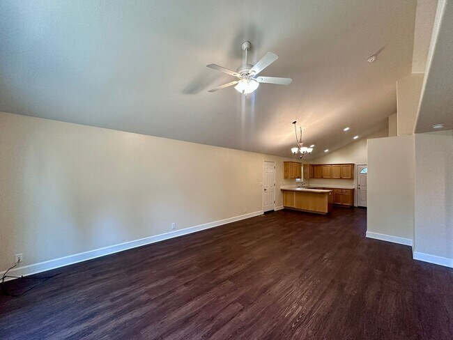 Building Photo - 6204e