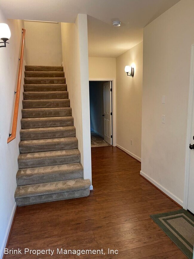 Building Photo - 3 br, 2.5 bath House - 301 Chelan Place NE...