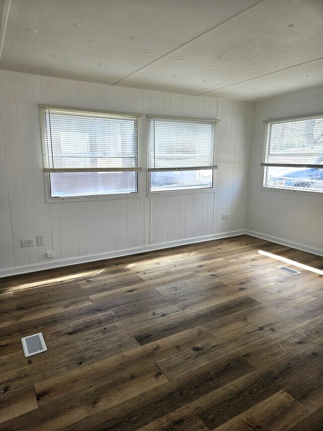 Building Photo - 2 BEDROOM HOUSE, WILL BE READY WEEK OF THE...