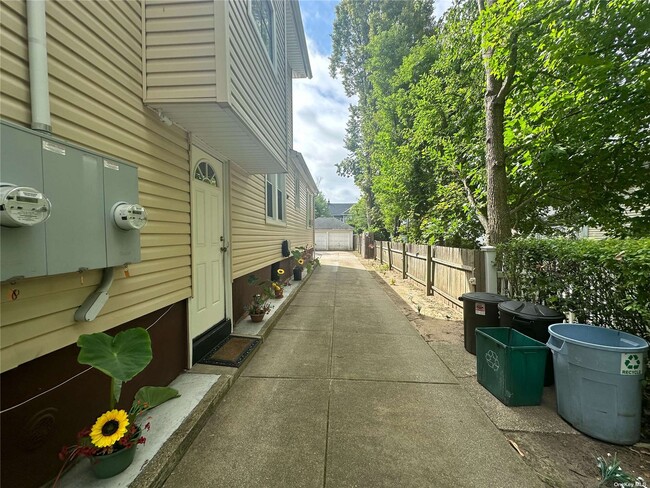 Building Photo - 44 Sherman St