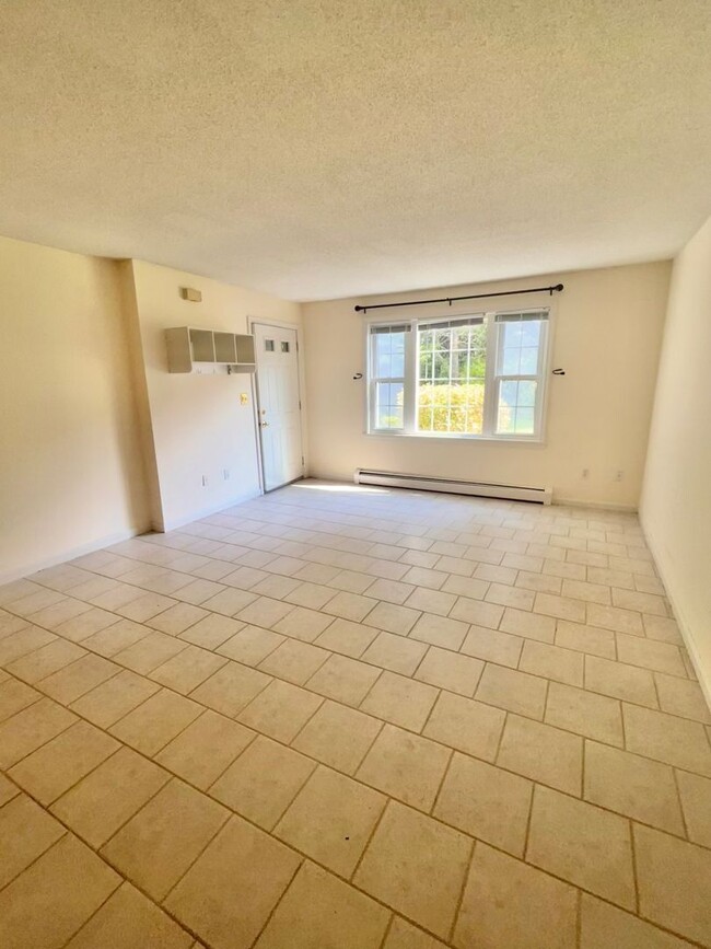 Building Photo - Two Bed, Two Full Bath Condo in Portsmouth...