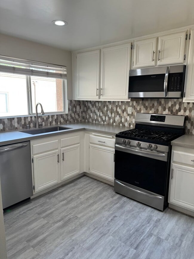Foto del edificio - Beautiful 2-Bedroom Townhome in Stevenson Ranch!