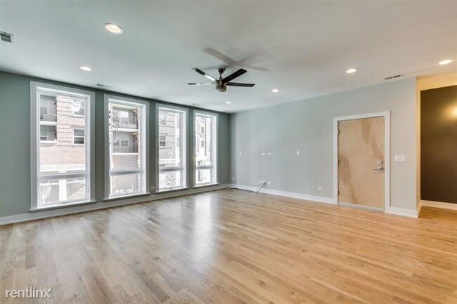 Building Photo - 1008 N Larrabee St