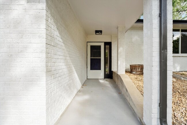 Foto del edificio - 7406 S Washington St