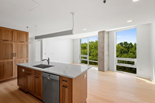 Foto del edificio - Modern Luxury Condo with Prime Location in...