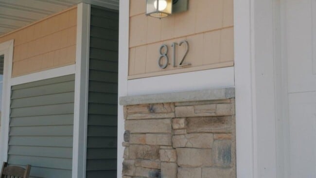 Building Photo - 812 Parkside Ln