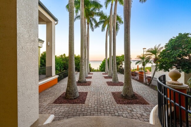 Building Photo - Bayside Arbors of Clearwater