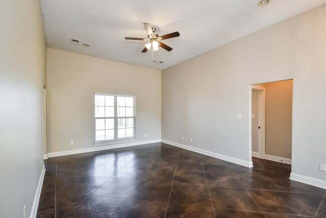 Building Photo - 1302 Heritage Dr S