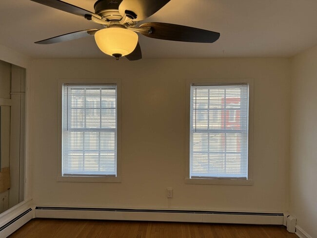 Ventanas del dormitorio - 344B W Patrick St