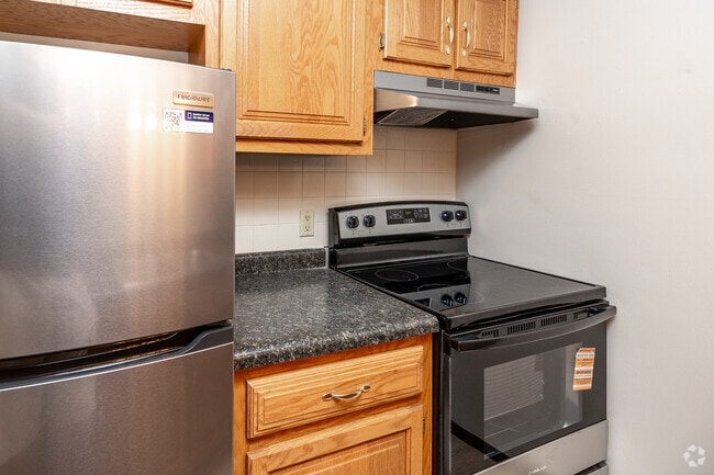 2BR, 1BA - 690SF - Kitchen - Elmcrest