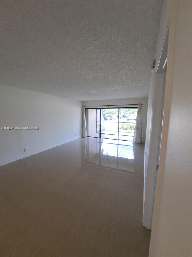 Foto del edificio - 240 Lakeview Dr