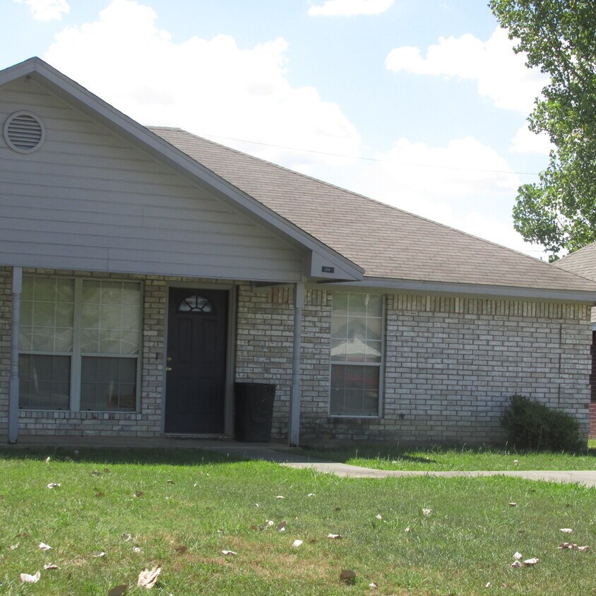 Building Photo - 2660-2662 SE 40th
