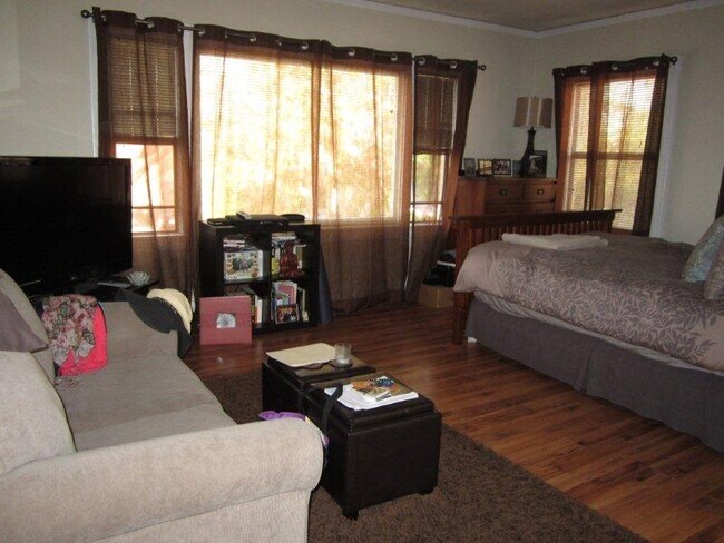 Foto del edificio - 3400 E 2nd St