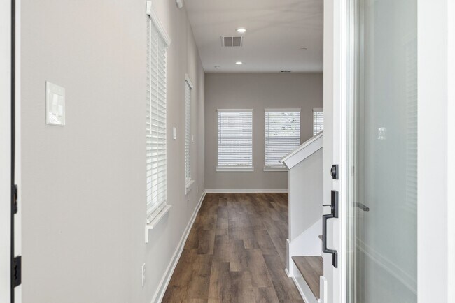 Foto del edificio - 413 Stonework Garden Ln