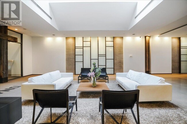 Building Photo - 1030 King St W