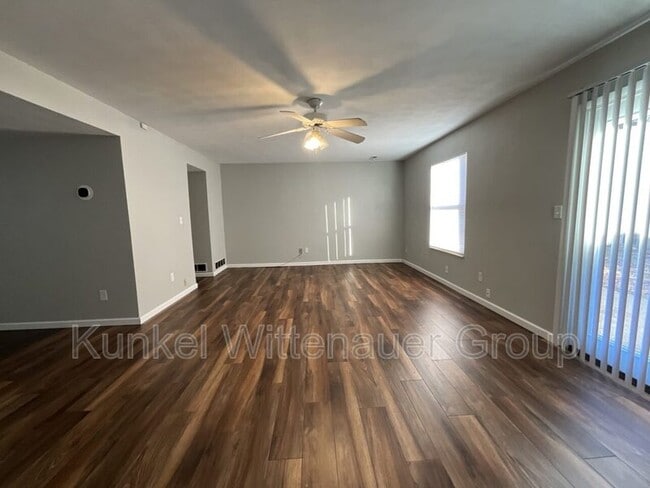 Building Photo - 415 Williamsburg Dr