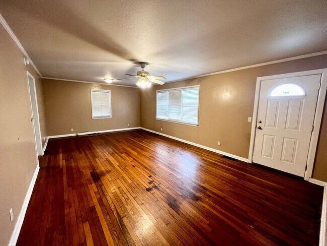 Foto del edificio - 107 Woodland Cir