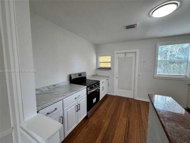 Building Photo - 1441 NE 134th Rd