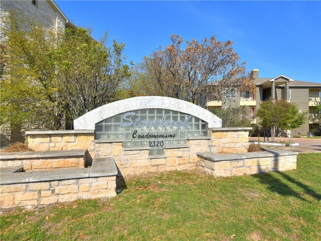 Foto del edificio - 2320 Gracy Farms Ln
