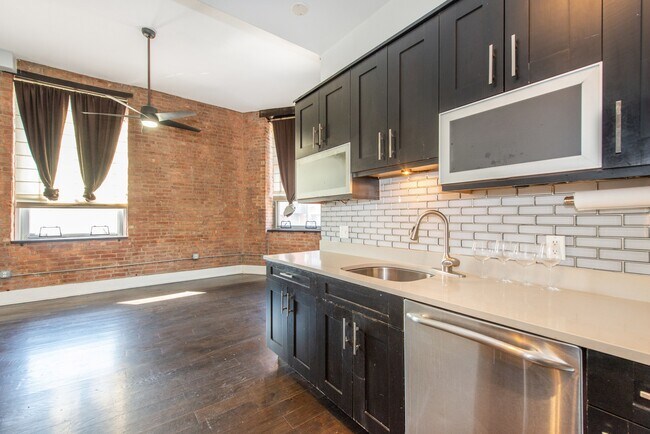 Building Photo - 704 GRAND St