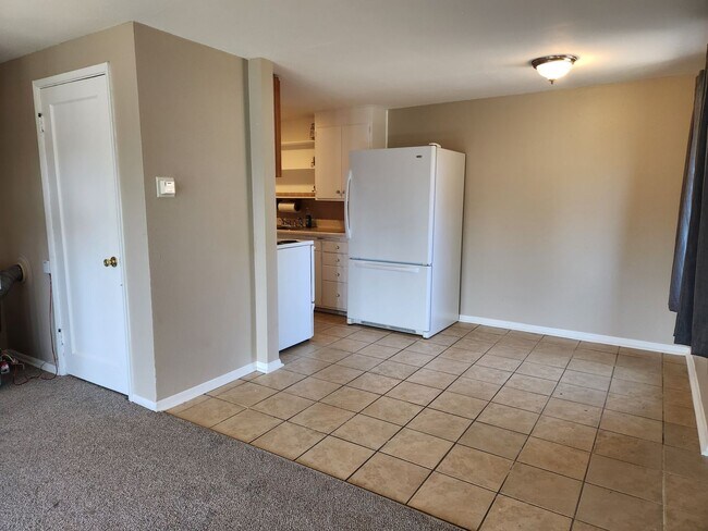 Foto del edificio - Spacious Lower Level Apartment Ready For R...