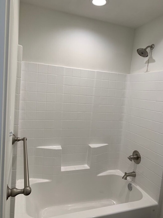 Building Photo - 5523 Kemper St