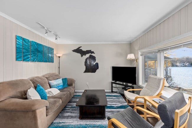 Building Photo - 8685 Je-NE-Be Dr NE