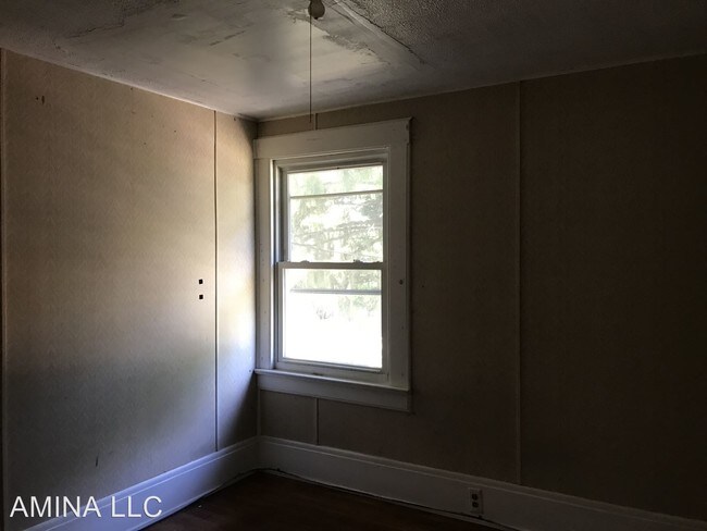 Building Photo - 3 br, 1 bath House - 19 Dix St.