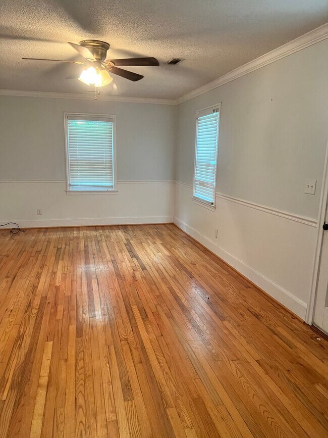 Building Photo - Three Bedroom Two Bath House for Rent in F...
