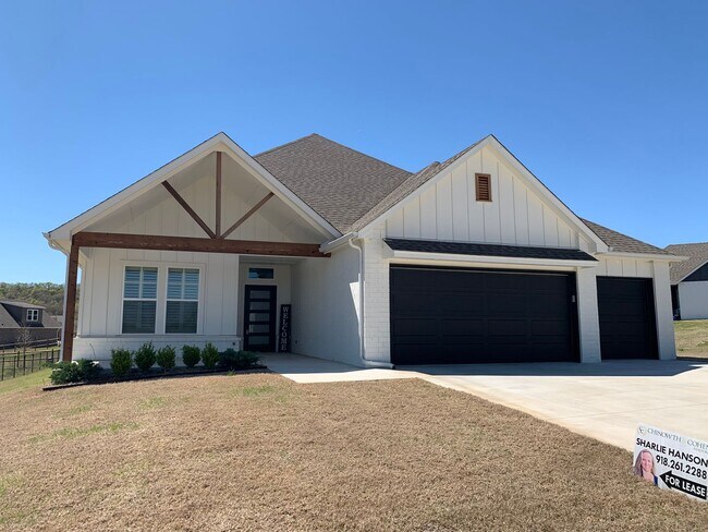 Building Photo - Beautiful home tucked in the rolling woode...